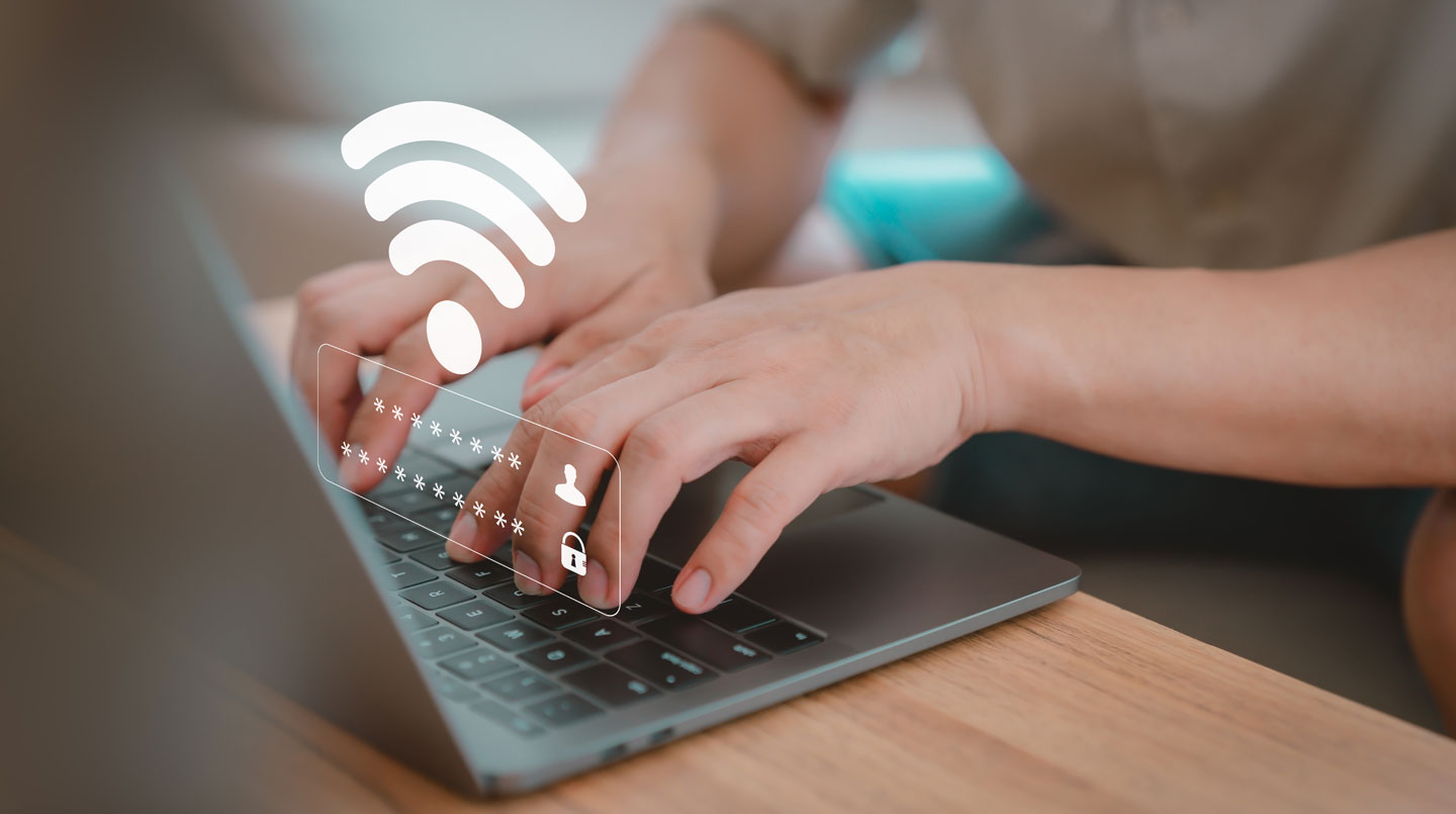 Gros plan sur une imprimante multifonction laser moderne en cours d'impression avec documents sortant du bac papier et panneau de contrôle Wifi visible